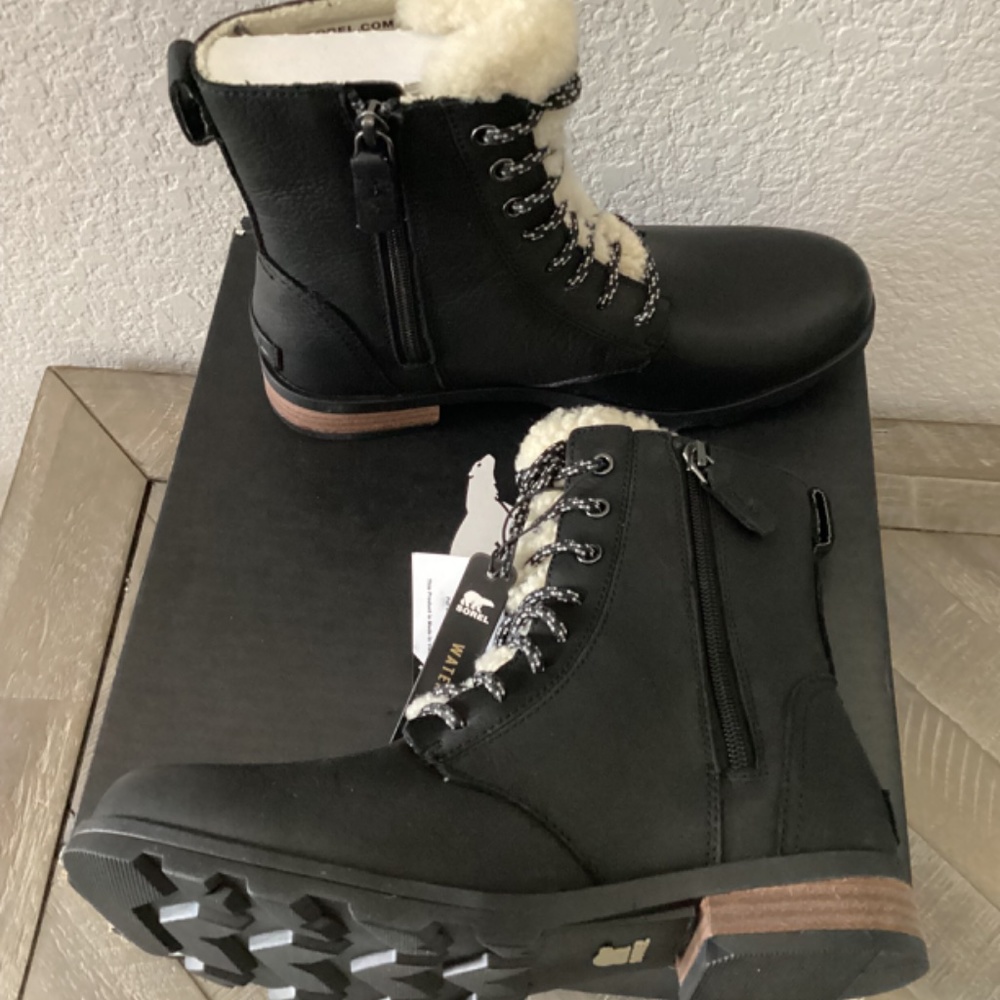 SOREL Emelie Genuine Shearling Short Lace-Up Boot (Women), size 8